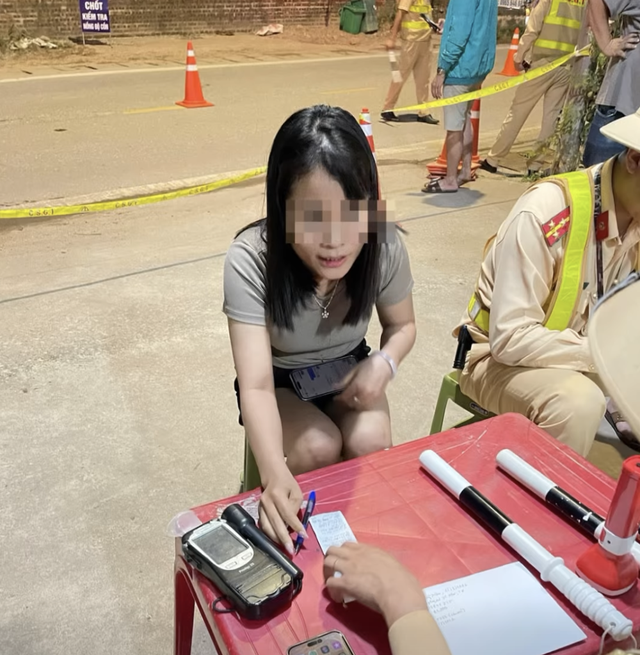 Nữ tài xế bị phạt 10 triệu, tước GPLX vì "có cồn"- Ảnh 1. Nữ tài xế bị phạt 10 triệu, tước GPLX vì "có cồn"- Ảnh 1.