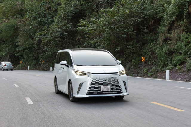 Cầm lái Lexus LM 500h: Góc nhìn rộng như SUV, có chế độ độc quyền cho ông chủ đến LX 600 cũng thèm muốn- Ảnh 10. Cầm lái Lexus LM 500h: Góc nhìn rộng như SUV, có chế độ độc quyền cho ông chủ đến LX 600 cũng thèm muốn- Ảnh 10.