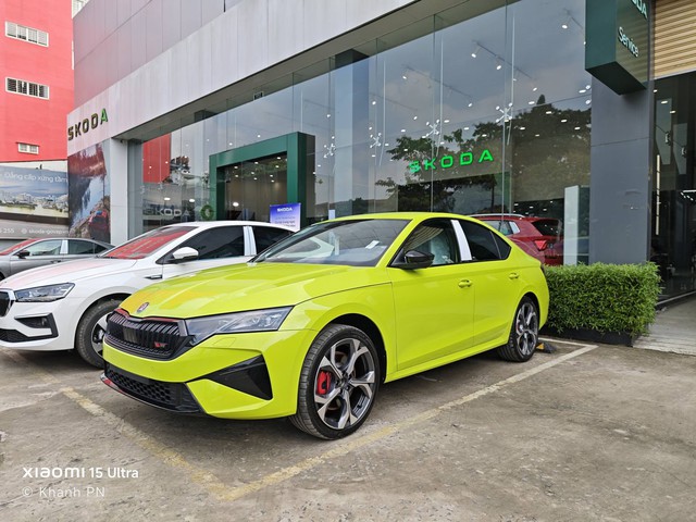 Cận cảnh Skoda Octavia vRS tại đại lý: Giá tạm tính 1,5 tỷ đồng, cạnh tranh VW Golf R bằng động cơ 265 mã lực, có thể ra mắt ngay tháng này- Ảnh 5. Cận cảnh Skoda Octavia vRS tại đại lý: Giá tạm tính 1,5 tỷ đồng, cạnh tranh VW Golf R bằng động cơ 265 mã lực, có thể ra mắt ngay tháng này- Ảnh 5.
