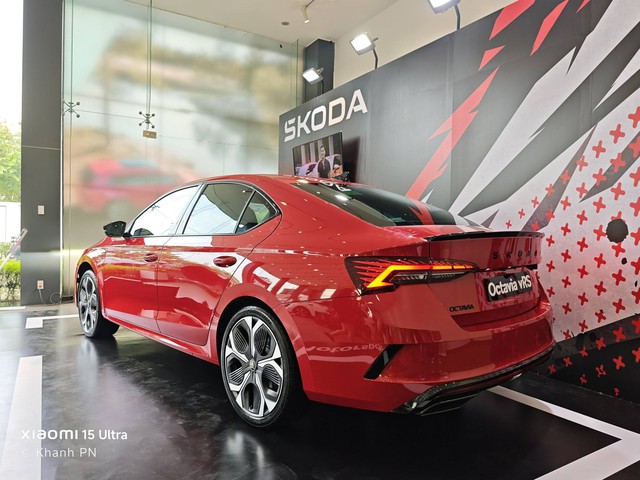 Cận cảnh Skoda Octavia vRS tại đại lý: Giá tạm tính 1,5 tỷ đồng, cạnh tranh VW Golf R bằng động cơ 265 mã lực, có thể ra mắt ngay tháng này- Ảnh 7. Cận cảnh Skoda Octavia vRS tại đại lý: Giá tạm tính 1,5 tỷ đồng, cạnh tranh VW Golf R bằng động cơ 265 mã lực, có thể ra mắt ngay tháng này- Ảnh 7.