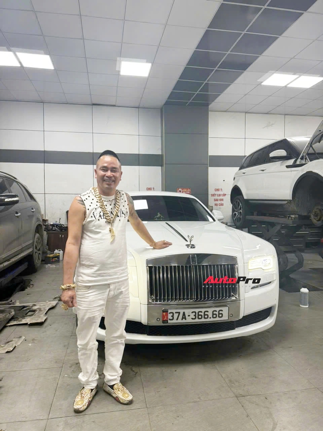 Đại gia Nghệ An tậu Rolls-Royce Ghost hậu chia tay Lamborghini Huracan: Chạy siêu xe đường dài bị mệt nên đổi sang xe siêu sang, mua gần 15 tỷ đồng, có thể đổi trong tương lai- Ảnh 2. Đại gia Nghệ An tậu Rolls-Royce Ghost hậu chia tay Lamborghini Huracan: Chạy siêu xe đường dài bị mệt nên đổi sang xe siêu sang, mua gần 15 tỷ đồng, có thể đổi trong tương lai- Ảnh 2.