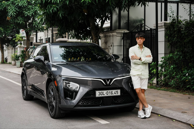 Chủ tiệm Âu phục mua cả VinFast VF 7 và VF 3: ‘Chọn xe như chọn suit, sẽ thêm VF 9 để đủ bộ sưu tập thời trang, thực dụng’- Ảnh 7. Chủ tiệm Âu phục mua cả VinFast VF 7 và VF 3: ‘Chọn xe như chọn suit, sẽ thêm VF 9 để đủ bộ sưu tập thời trang, thực dụng’- Ảnh 7.