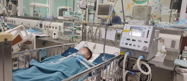 Video: Anh của bé trai 4 tuổi kể lại giây phút hoảng loạn, ôm em trong viện sau khi bị xe công nông cán qua người- Ảnh 9. Video: Anh của bé trai 4 tuổi kể lại giây phút hoảng loạn, ôm em trong viện sau khi bị xe công nông cán qua người- Ảnh 9.
