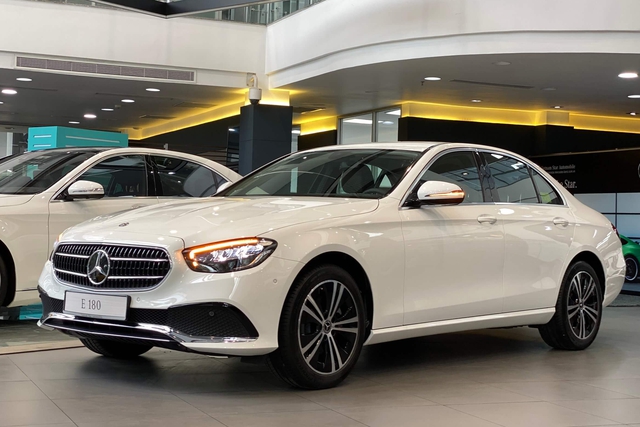 Mercedes-Benz E-Class 'dọn kho' giảm giá còn hơn 1,7 tỷ đồng tại đại lý: Ngang giá lăn bánh Camry, chờ đời mới ra mắt đấu 5 Series- Ảnh 2. Mercedes-Benz E-Class 'dọn kho' giảm giá còn hơn 1,7 tỷ đồng tại đại lý: Ngang giá lăn bánh Camry, chờ đời mới ra mắt đấu 5 Series- Ảnh 2.