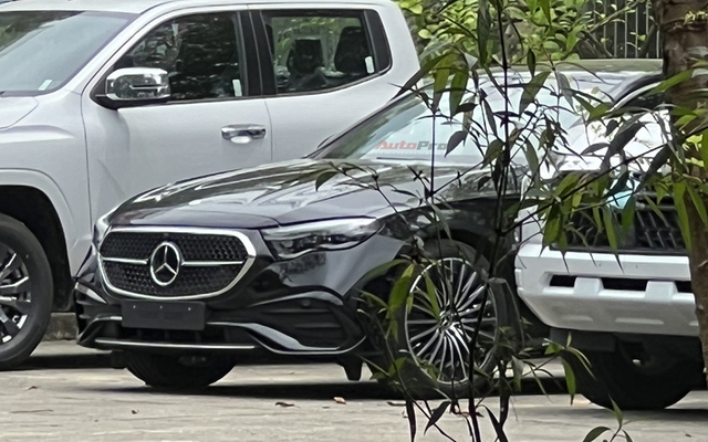 Mercedes-Benz E-Class 'dọn kho' giảm giá còn hơn 1,7 tỷ đồng tại đại lý: Ngang giá lăn bánh Camry, chờ đời mới ra mắt đấu 5 Series- Ảnh 3. Mercedes-Benz E-Class 'dọn kho' giảm giá còn hơn 1,7 tỷ đồng tại đại lý: Ngang giá lăn bánh Camry, chờ đời mới ra mắt đấu 5 Series- Ảnh 3.