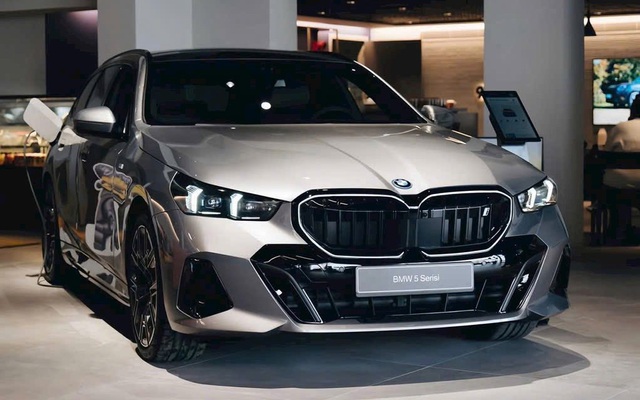 BMW 5 Series 2025 vừa ra mắt Việt Nam có doanh số khủng ở một thị trường khó tính: Vượt xa 'Mẹc E', gấp gần 15 lần Lexus ES- Ảnh 2. BMW 5 Series 2025 vừa ra mắt Việt Nam có doanh số khủng ở một thị trường khó tính: Vượt xa 'Mẹc E', gấp gần 15 lần Lexus ES- Ảnh 2.