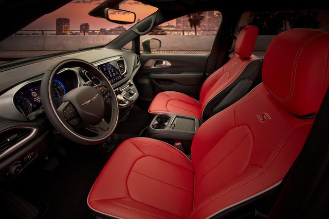 Chrysler Pacifica - Minivan đối thủ Carnival lần đầu lộ diện trên phố Việt Nam: Là bản PHEV, nóc gắn thiết bị cho xe tự lái- Ảnh 9. Chrysler Pacifica - Minivan đối thủ Carnival lần đầu lộ diện trên phố Việt Nam: Là bản PHEV, nóc gắn thiết bị cho xe tự lái- Ảnh 9.