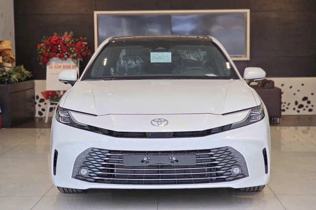 Toyota Camry giảm giá 100 triệu đồng tại đại lý: Bản 'base' còn hơn 1,1 tỷ, vẫn đắt hơn 200 triệu so với Mazda6 bản 'full'- Ảnh 2. Toyota Camry giảm giá 100 triệu đồng tại đại lý: Bản 'base' còn hơn 1,1 tỷ, vẫn đắt hơn 200 triệu so với Mazda6 bản 'full'- Ảnh 2.