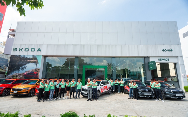 Khởi động hành trình ‘Từ Độc Lập tới Thống Nhất’: Hơn chục chiếc Skoda diễu hành qua Dinh Độc Lập trước khi lên đường xuyên Việt hơn 2.000km- Ảnh 13. Khởi động hành trình ‘Từ Độc Lập tới Thống Nhất’: Hơn chục chiếc Skoda diễu hành qua Dinh Độc Lập trước khi lên đường xuyên Việt hơn 2.000km- Ảnh 13.