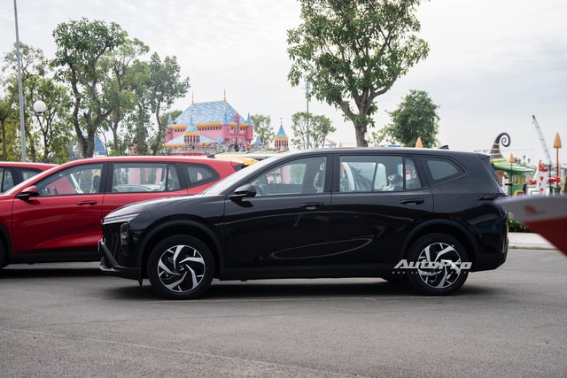 Ảnh thực tế VinFast Limo Green giá 749 triệu đồng đầu tiên bàn giao: 3 hàng ghế rộng thoáng, màn hình to nét, nhiều chi tiết cho thấy bản cá nhân sẽ còn wow hơn- Ảnh 14. Ảnh thực tế VinFast Limo Green giá 749 triệu đồng đầu tiên bàn giao: 3 hàng ghế rộng thoáng, màn hình to nét, nhiều chi tiết cho thấy bản cá nhân sẽ còn wow hơn- Ảnh 14.