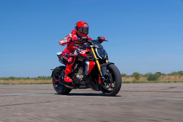 Ducati Diavel V4 RS ra mắt: Siêu mô tô tăng tốc nhanh như Bugatti Veyron, giá quy đổi từ 1,2 tỷ đồng- Ảnh 4. Ducati Diavel V4 RS ra mắt: Siêu mô tô tăng tốc nhanh như Bugatti Veyron, giá quy đổi từ 1,2 tỷ đồng- Ảnh 4.