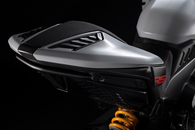 Ducati Diavel V4 RS ra mắt: Siêu mô tô tăng tốc nhanh như Bugatti Veyron, giá quy đổi từ 1,2 tỷ đồng- Ảnh 12. Ducati Diavel V4 RS ra mắt: Siêu mô tô tăng tốc nhanh như Bugatti Veyron, giá quy đổi từ 1,2 tỷ đồng- Ảnh 12.