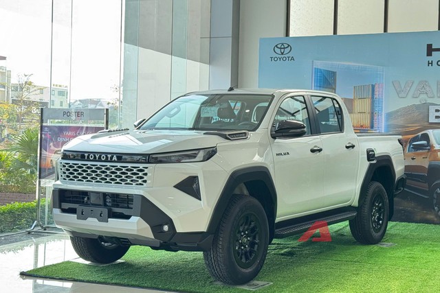 Ảnh thực tế Toyota Hilux 2026 bản tầm trung vừa về đại l&yacute;: Nhiều đồ &lsquo;ăn chơi&rsquo;, động cơ mạnh với gi&aacute; rẻ hơn cả Ranger bản &lsquo;base&rsquo;- Ảnh 1.