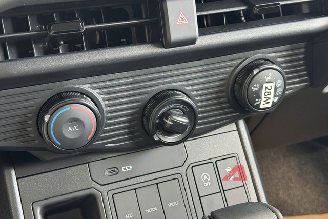 Ảnh thực tế Toyota Hilux 2026 bản tầm trung vừa về đại l&yacute;: Nhiều đồ &lsquo;ăn chơi&rsquo;, động cơ mạnh với gi&aacute; rẻ hơn cả Ranger bản &lsquo;base&rsquo;- Ảnh 13.