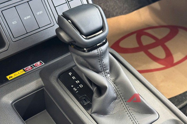 Ảnh thực tế Toyota Hilux 2026 bản tầm trung vừa về đại l&yacute;: Nhiều đồ &lsquo;ăn chơi&rsquo;, động cơ mạnh với gi&aacute; rẻ hơn cả Ranger bản &lsquo;base&rsquo;- Ảnh 15.