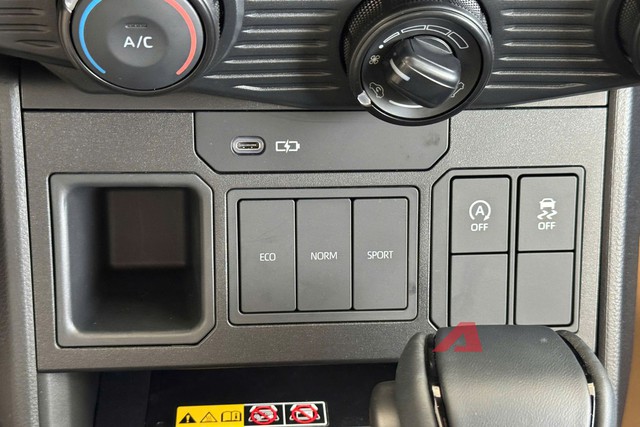 Ảnh thực tế Toyota Hilux 2026 bản tầm trung vừa về đại l&yacute;: Nhiều đồ &lsquo;ăn chơi&rsquo;, động cơ mạnh với gi&aacute; rẻ hơn cả Ranger bản &lsquo;base&rsquo;- Ảnh 14.