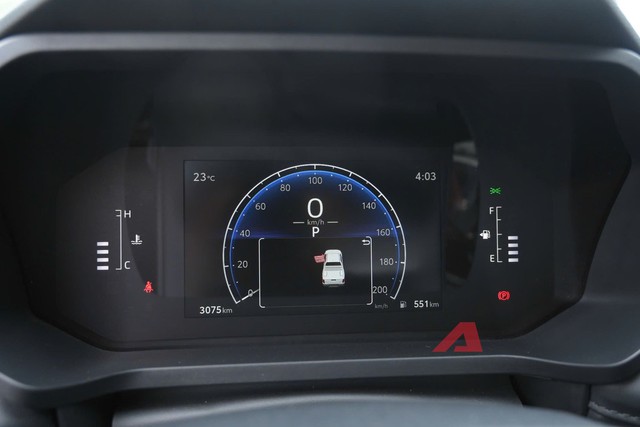 Ảnh thực tế Toyota Hilux 2026 bản tầm trung vừa về đại l&yacute;: Nhiều đồ &lsquo;ăn chơi&rsquo;, động cơ mạnh với gi&aacute; rẻ hơn cả Ranger bản &lsquo;base&rsquo;- Ảnh 11.