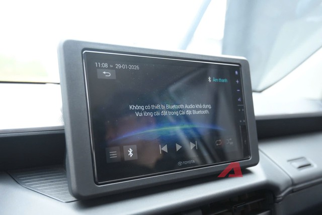 Ảnh thực tế Toyota Hilux 2026 bản tầm trung vừa về đại l&yacute;: Nhiều đồ &lsquo;ăn chơi&rsquo;, động cơ mạnh với gi&aacute; rẻ hơn cả Ranger bản &lsquo;base&rsquo;- Ảnh 12.