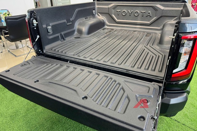 Ảnh thực tế Toyota Hilux 2026 bản tầm trung vừa về đại l&yacute;: Nhiều đồ &lsquo;ăn chơi&rsquo;, động cơ mạnh với gi&aacute; rẻ hơn cả Ranger bản &lsquo;base&rsquo;- Ảnh 6.