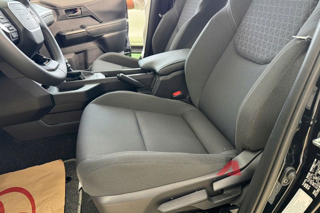 Ảnh thực tế Toyota Hilux 2026 bản tầm trung vừa về đại l&yacute;: Nhiều đồ &lsquo;ăn chơi&rsquo;, động cơ mạnh với gi&aacute; rẻ hơn cả Ranger bản &lsquo;base&rsquo;- Ảnh 16.