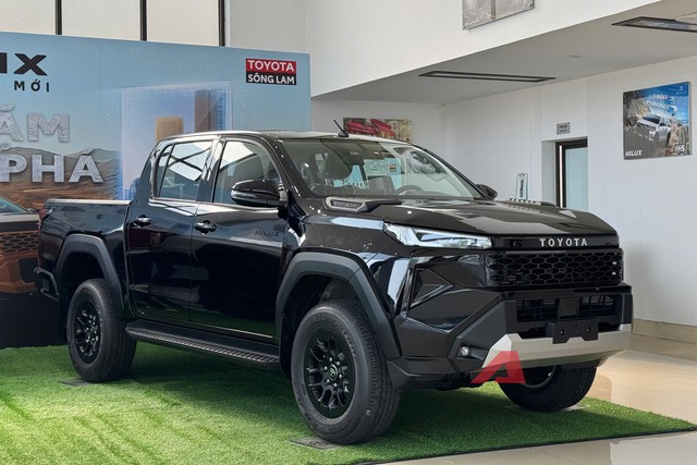 Ảnh thực tế Toyota Hilux 2026 bản tầm trung vừa về đại l&yacute;: Nhiều đồ &lsquo;ăn chơi&rsquo;, động cơ mạnh với gi&aacute; rẻ hơn cả Ranger bản &lsquo;base&rsquo;- Ảnh 17.