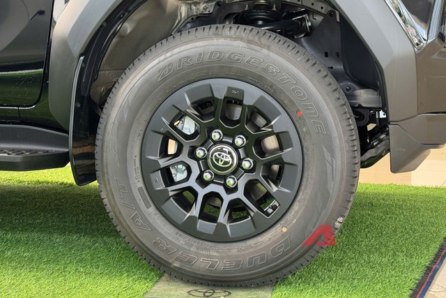 Ảnh thực tế Toyota Hilux 2026 bản tầm trung vừa về đại l&yacute;: Nhiều đồ &lsquo;ăn chơi&rsquo;, động cơ mạnh với gi&aacute; rẻ hơn cả Ranger bản &lsquo;base&rsquo;- Ảnh 4.