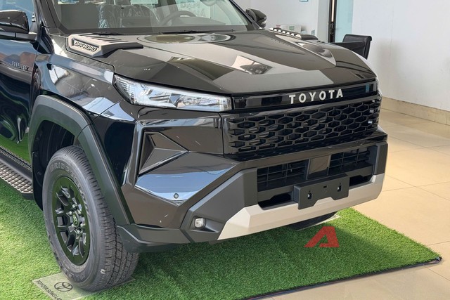 Ảnh thực tế Toyota Hilux 2026 bản tầm trung vừa về đại l&yacute;: Nhiều đồ &lsquo;ăn chơi&rsquo;, động cơ mạnh với gi&aacute; rẻ hơn cả Ranger bản &lsquo;base&rsquo;- Ảnh 3.