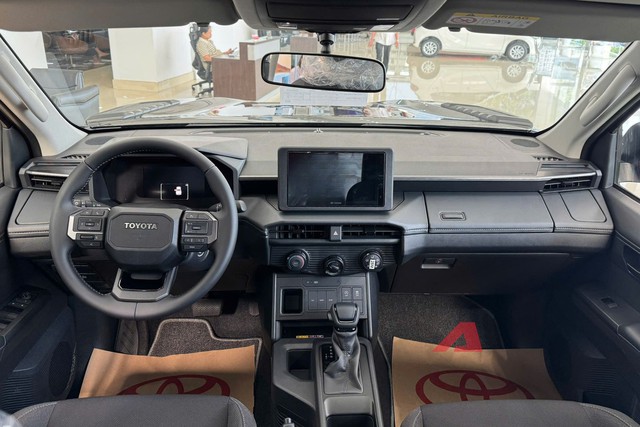 Ảnh thực tế Toyota Hilux 2026 bản tầm trung vừa về đại l&yacute;: Nhiều đồ &lsquo;ăn chơi&rsquo;, động cơ mạnh với gi&aacute; rẻ hơn cả Ranger bản &lsquo;base&rsquo;- Ảnh 9.