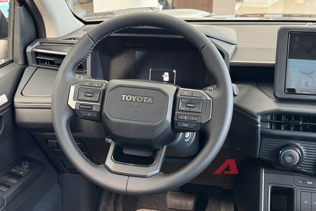 Ảnh thực tế Toyota Hilux 2026 bản tầm trung vừa về đại l&yacute;: Nhiều đồ &lsquo;ăn chơi&rsquo;, động cơ mạnh với gi&aacute; rẻ hơn cả Ranger bản &lsquo;base&rsquo;- Ảnh 10.