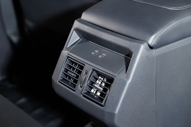 Toyota Hilux chốt ra mắt ngày 29/1: Máy dầu 2.8L mạnh ngang Ranger, nội thất như Prado, có ADAS, chỉ chờ giá tốt- Ảnh 15. Toyota Hilux chốt ra mắt ngày 29/1: Máy dầu 2.8L mạnh ngang Ranger, nội thất như Prado, có ADAS, chỉ chờ giá tốt- Ảnh 15.