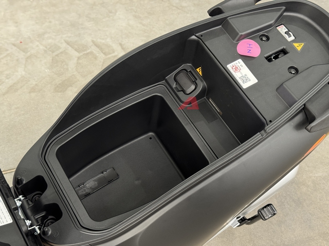 Yadea Osta chốt gi&aacute; cao nhất 31,99 triệu đồng: Nhiều c&ocirc;ng nghệ giống &ocirc; t&ocirc;, 'phượt' H&agrave; Nội - Hạ Long kh&ocirc;ng cần sạc- Ảnh 17.