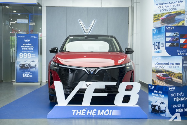 Xem thực tế VinFast VF 8 thế hệ mới gi&aacute; 999 triệu đồng vừa về đại l&yacute;: Thiết kế điệu đ&agrave;, c&aacute; t&iacute;nh hơn, cabin rộng r&atilde;i cho 5 chỗ ngồi- Ảnh 1.
