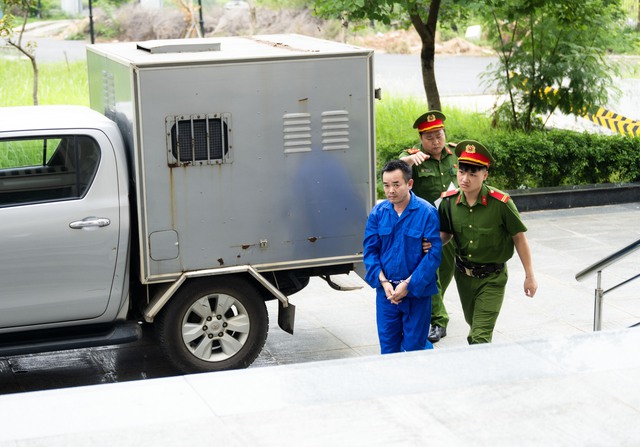 Tuy&ecirc;n &aacute;n 20 năm t&ugrave; cho t&agrave;i xế xe bồn c&aacute;n chết nữ sinh 15 tuổi: Khoảnh khắc cả ph&ograve;ng xử lặng đi - Ảnh 3.
