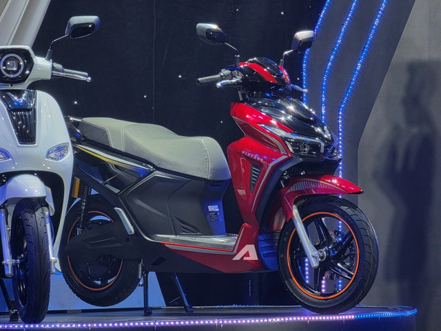 VinFast ra mắt bộ đôi Kinet và Kyo: Cốp rộng hơn SH Mode, Smart Key, chạy tới 160km/sạc, có thể đổi pin - Ảnh 2.