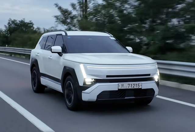 Hyundai Tucson 2027 lộ diện ngo&agrave;i đời: Thiết kế vu&ocirc;ng vức, đằng sau nh&igrave;n như 'tiểu Santa Fe' - Ảnh 1.