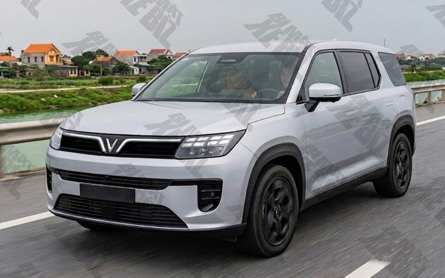 SUV VinFast cỡ trung mới lần đầu lộ diện tr&ecirc;n đường: D&aacute;ng g&oacute;c cạnh, gầm cao hơn VF 8, một chi tiết giống xe hybrid - Ảnh 3.