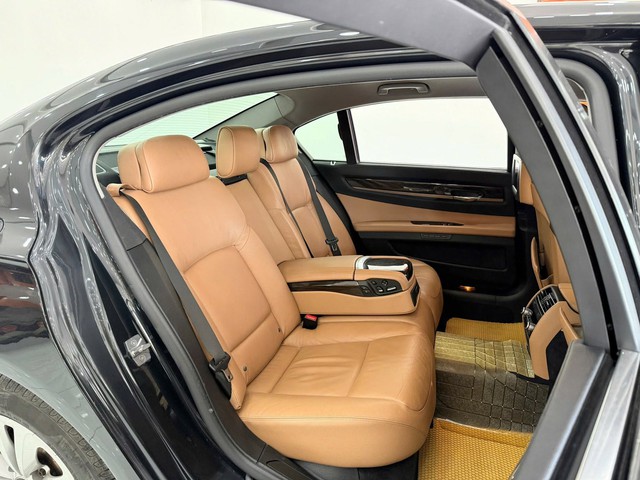 Bỏ hơn 500 triệu đồng mua BMW 7-Series th&igrave; đ&acirc;y l&agrave; chiếc xe bạn nhận được: 15 năm tuổi nhưng c&oacute; ghế massage, m&agrave;n h&igrave;nh gối đầu - Ảnh 17.