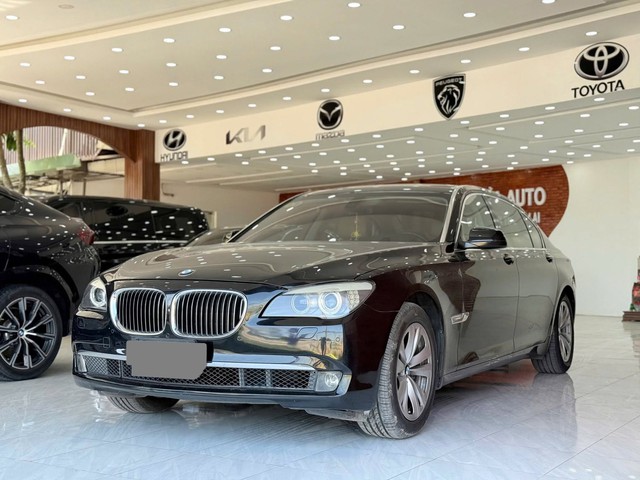Bỏ hơn 500 triệu đồng mua BMW 7-Series th&igrave; đ&acirc;y l&agrave; chiếc xe bạn nhận được: 15 năm tuổi nhưng c&oacute; ghế massage, m&agrave;n h&igrave;nh gối đầu - Ảnh 1.