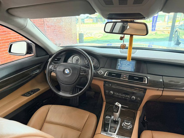 Bỏ hơn 500 triệu đồng mua BMW 7-Series th&igrave; đ&acirc;y l&agrave; chiếc xe bạn nhận được: 15 năm tuổi nhưng c&oacute; ghế massage, m&agrave;n h&igrave;nh gối đầu - Ảnh 12.