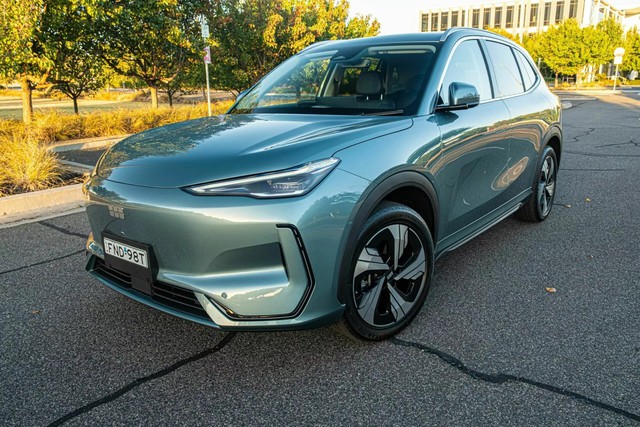 Ford sắp ra mắt SUV mới 'ruột' Geely EX5, phong c&aacute;ch như xe đua rally, c&oacute; cả hybrid v&agrave; điện - Ảnh 2.
