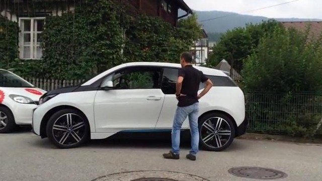 BMW i3 tự động đỗ xe chỉ với 1.000 USD