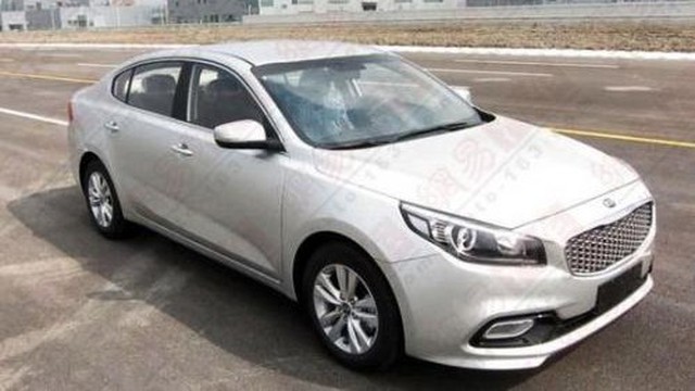 Lộ diện Kia K4 "bằng xương bằng thịt"