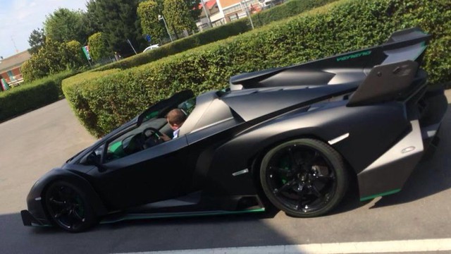 Lamborghini Veneno Roadster màu "độc" lộ diện