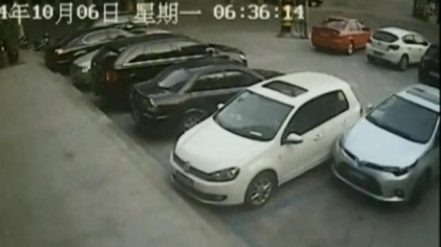 Nam tài xế kém cỏi mất 10 phút mới lùi được xe ra ngoài
