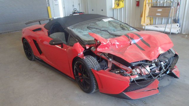 Lamborghini Gallardo nát bét có giá ngang xe sang