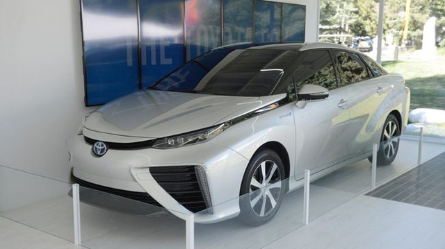 Toyota FCV trị giá 70.000 USD đặt chân lên đất Mỹ