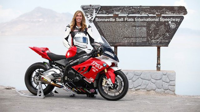 Nữ tay đua đạt tốc độ 336 km/h với siêu môtô BMW S1000RR