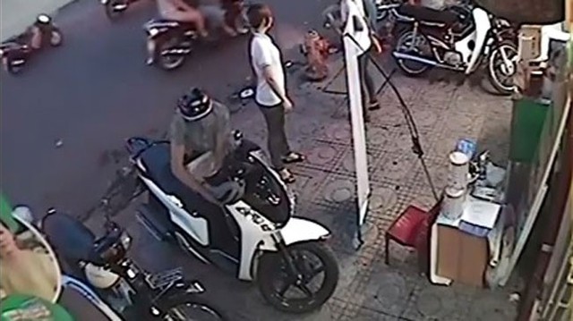 SH bị ăn trộm trong 12 giây trước mặt 3 cô gái