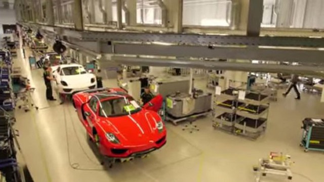 Tua nhanh quá trình sản xuất siêu xe Porsche 918 Spyder