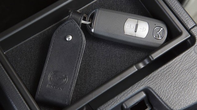 Cặp vợ chồng bị nhốt trong Mazda3 suốt 13 tiếng vì thiếu hiểu biết